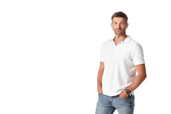 Hombre Guapo Camiseta Blanca Pie Con Las Manos Bolsillos Aislados — Foto de Stock