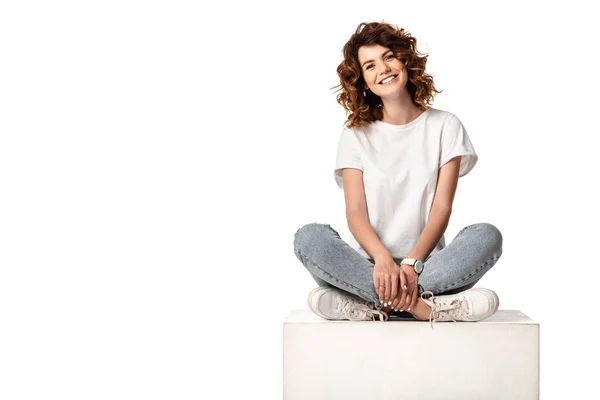 Mujer Alegre Jeans Sentado Cubo Sonriendo Aislado Blanco —  Fotos de Stock