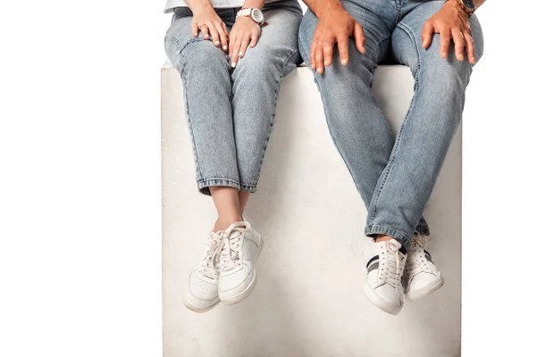 Beskärd Över Par Jeans Sitter Kub Isolerad Vit — Stockfoto