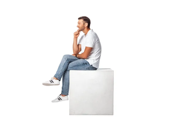 Vista Lateral Homem Feliz Jeans Sentado Cubo Isolado Branco — Fotografia de Stock