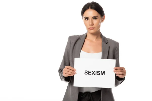 有魅力的女商人拿着写有性别歧视字样的标语牌 上面用白色隔开 — 图库照片