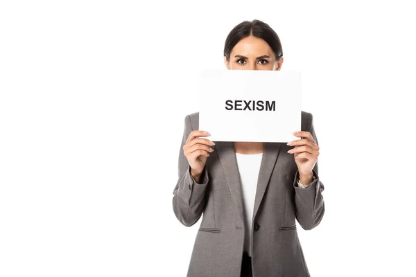 Empresária Cobrindo Rosto Enquanto Segurando Cartaz Com Sexismo Lettering Olhando — Fotografia de Stock