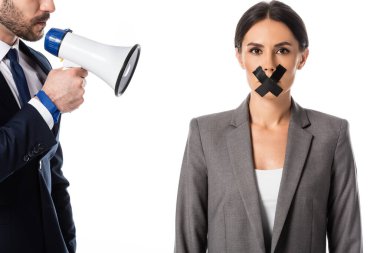 Sakallı iş adamı, beyaz, cinsiyet eşitsizliği kavramına izole edilmiş ağzında bantla iş kadınının yanında megafon tutuyor. 