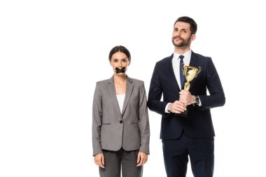 Ağzında bantla iş kadını ganimeti taşıyan iş adamı beyaz cinsiyet eşitsizliği kavramına izole edilmiş.