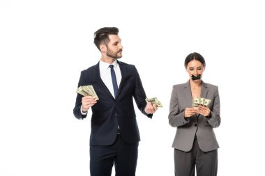 Elinde dolar tutan ve ağzı bantlı iş kadınına bakan beyaz, cinsiyet eşitsizliği kavramına izole olmuş iş adamı.