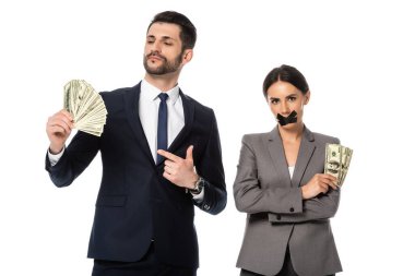 İş kadınının yanında dolarlar tutan, ağzı bantlı kolları çapraz kollarıyla beyazın üzerinde duran bir iş kadını.