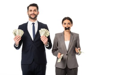 Ağzı bantlı, beyaz, cinsiyet eşitsizliği kavramına izole edilmiş iş kadınının yanında dolar tutan mutlu bir işadamı.