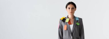 Resmi kıyafet etiketli iş kadınlarının web sitesi başlığı beyaz, cinsiyet eşitsizliği kavramına izole edilmiş duruyor 