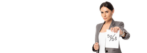 горизонтальное изображение красивой предпринимательницы, держащей бумагу с пятьюдесятью символами, изолированными на белом, концепции гендерного равенства
