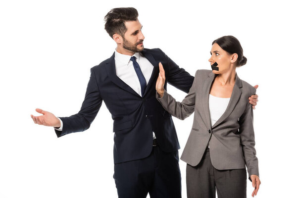 деловая женщина с клейкой лентой на рту показывая стоп-жест бизнесмену изолированы на белом
 