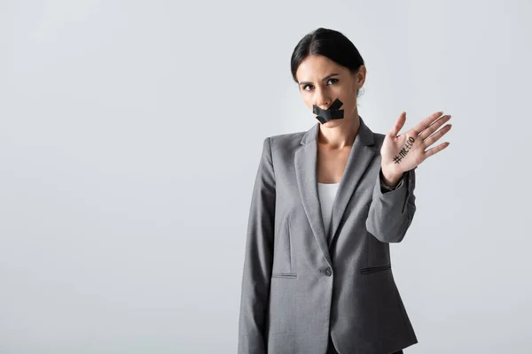 Geschäftsfrau Mit Klebeband Auf Dem Mund Zeigt Hand Mit Mir — Stockfoto