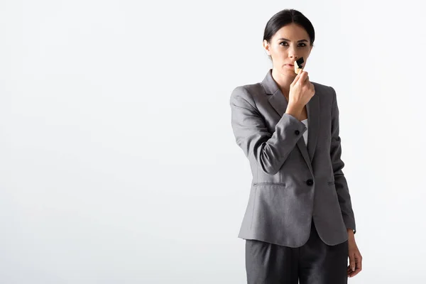 Empresária Decolando Fita Adesiva Boca Isolada Branco Conceito Desigualdade Gênero — Fotografia de Stock