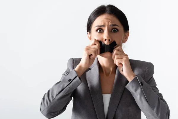 Verängstigte Geschäftsfrau Berührt Klebeband Auf Dem Mund Isoliert Auf Weiß — Stockfoto