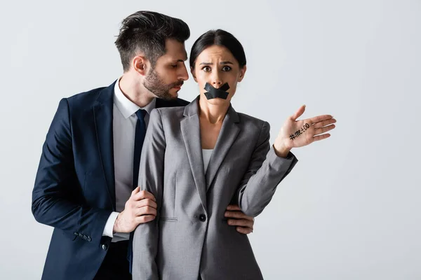 Hombre Negocios Ropa Formal Abusando Mujer Negocios Con Cinta Adhesiva — Foto de Stock