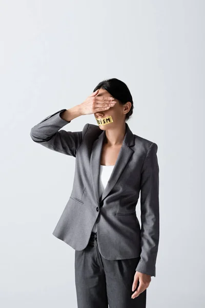 带性别主义字母的女商人用胶带盖住被白色隔离的眼睛 — 图库照片