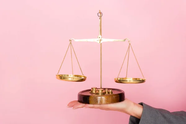 Bijgesneden Beeld Van Zakenvrouw Met Gouden Schalen Geïsoleerd Roze Gendergelijkheid — Stockfoto