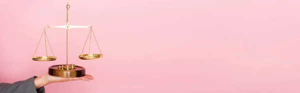 Заголовок Веб Сайту Бізнес Леді Тримає Золоті Ваги Ізольовані Рожевій — стокове фото
