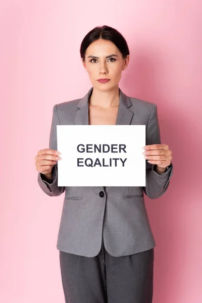 持用粉红字写的两性平等标语牌的女商人 — 图库照片