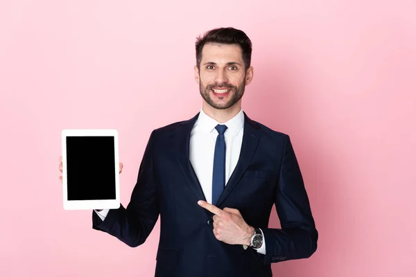 Homem Negócios Feliz Apontando Com Dedo Para Tablet Digital Com — Fotografia de Stock