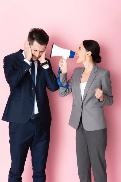 Емоційна Жінка Кричить Мегафоні Біля Бізнесмена Прикриває Вуха Рожевому — стокове фото