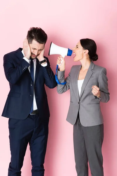 Emotionell Kvinna Skriker Megafon Nära Affärsman Täcker Öronen Rosa — Stockfoto