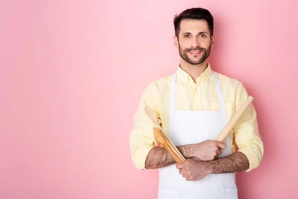 Homem Barbudo Feliz Avental Segurando Rolo Madeira Colher Rosa — Fotografia de Stock