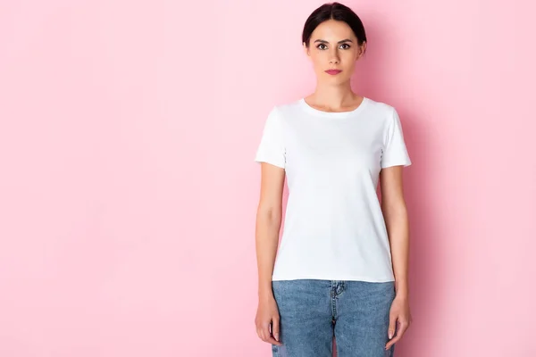 Vacker Kvinna Vit Shirt Tittar Kameran Rosa — Stockfoto