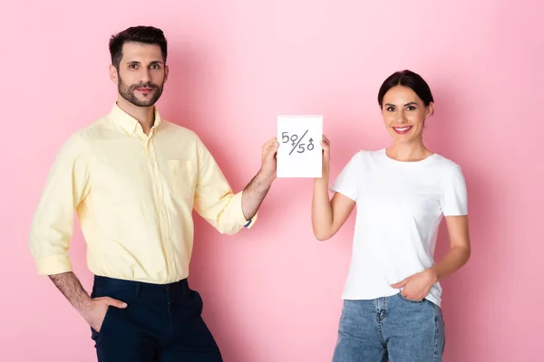 Ευτυχισμένος Άντρας Και Γυναίκα Λευκό Shirt Κρατώντας Χαρτί Πενήντα Πενήντα — Φωτογραφία Αρχείου