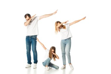 Genç bir aile, beyaza izole edilmiş bir jest sergiliyor.