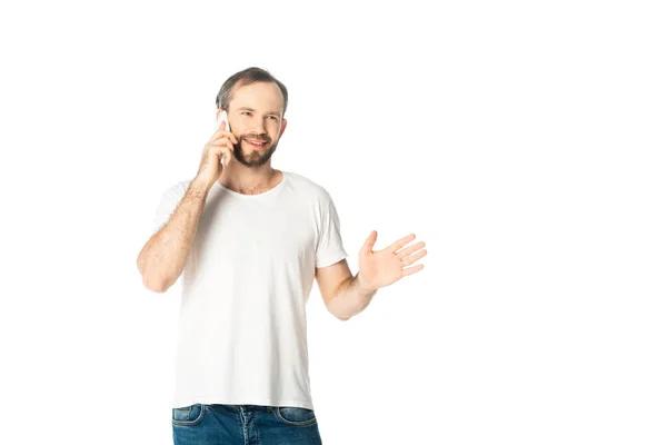 Uśmiechnięty Mężczyzna Rozmawiający Smartfonie Gestykulujący Odizolowany Białym — Zdjęcie stockowe