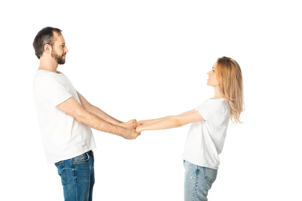 Zijaanzicht Van Volwassen Echtpaar Witte Shirts Hand Hand Geïsoleerd Wit — Stockfoto