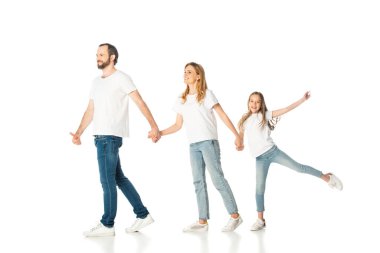 Mutlu sıradan aile, beyazların üzerinde el ele tutuşuyor.