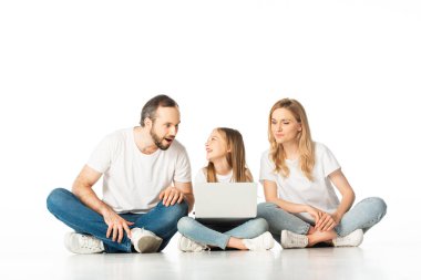 mutlu bir kızın yanında oturan ebeveynler dizüstü bilgisayarla beyaza izole edilmiş.