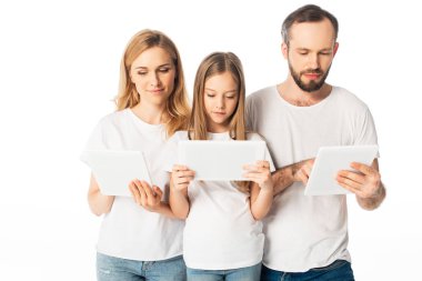 Dijital tablet kullanan beyaz tişörtlü aile beyaza izole edilmiş