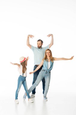 Mutlu, genç bir aile beyazların üzerinde izole edilmiş.