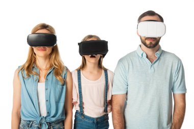 VR kulaklıklı duygusal aile beyazlara izole edilmiş.