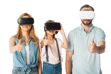 VR kulaklıklı gülümseyen aile beyazın üzerinde başparmak gösteriyor.