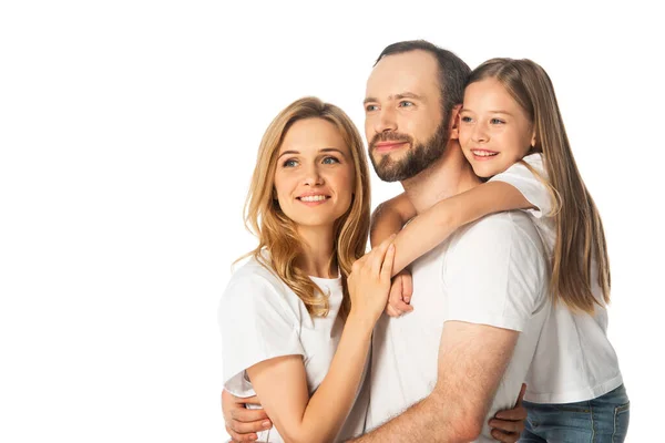 Ευτυχισμένη Οικογένεια Λευκά Μπλουζάκια Που Αγκαλιάζονται Απομονωμένη Λευκό — Φωτογραφία Αρχείου