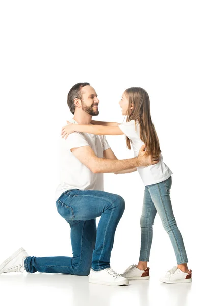 Seitenansicht Des Vaters Umarmt Glückliche Tochter Isoliert Auf Weiß — Stockfoto