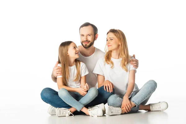 Família Feliz Sentado Chão Com Pernas Cruzadas Abraçando Isolado Branco — Fotografia de Stock