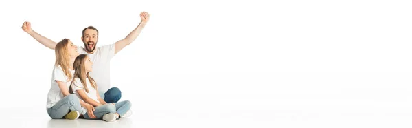 Щаслива Сім Сидить Підлозі Схрещеними Ногами Чоловік Показує Жест Ізольований — стокове фото