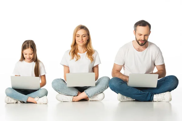 Fröhliche Familie Sitzt Auf Dem Boden Mit Laptops Auf Überkreuzten — Stockfoto