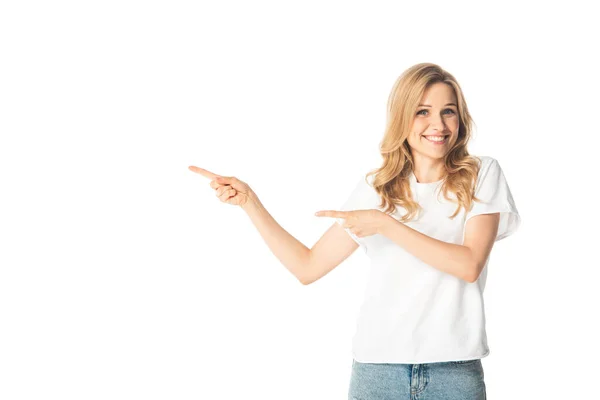 Usmívající Atraktivní Dospělá Žena Ukazuje Prsty Stranou Izolované Bílém — Stock fotografie
