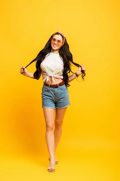 Usmívající Stylové Letní Brunetka Dívka Žlutém Pozadí — Stock fotografie