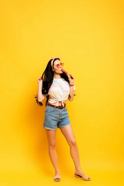 Elegante Verão Morena Menina Comer Sorvete Fundo Amarelo — Fotografia de Stock