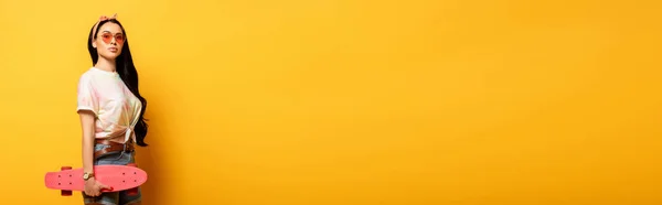 Стильна Літня Брюнетка Рожевою Дошкою Пенні Жовтому Фоні Панорамний Знімок — стокове фото