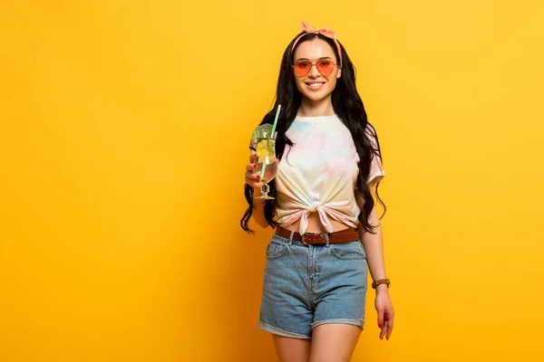 Sorrindo Elegante Verão Menina Morena Com Refrescante Coquetel Fundo Amarelo — Fotografia de Stock