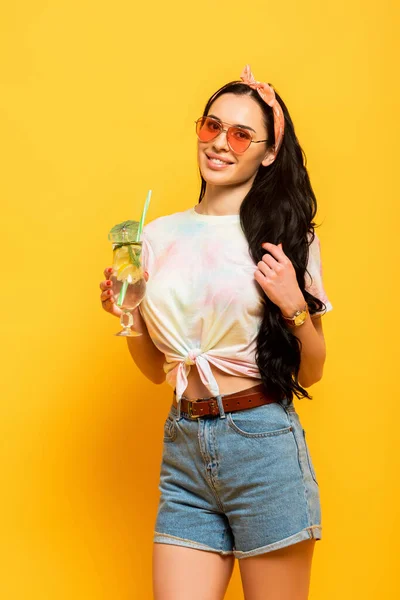Glimlachen Stijlvolle Zomer Brunette Meisje Met Verfrissende Cocktail Gele Achtergrond — Stockfoto