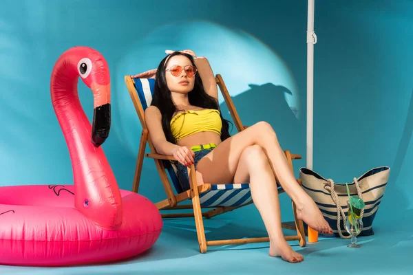 Stijlvol Meisje Zittend Ligstoel Nabij Opblaasbare Flamingo Strandtas Cocktail Blauwe — Stockfoto