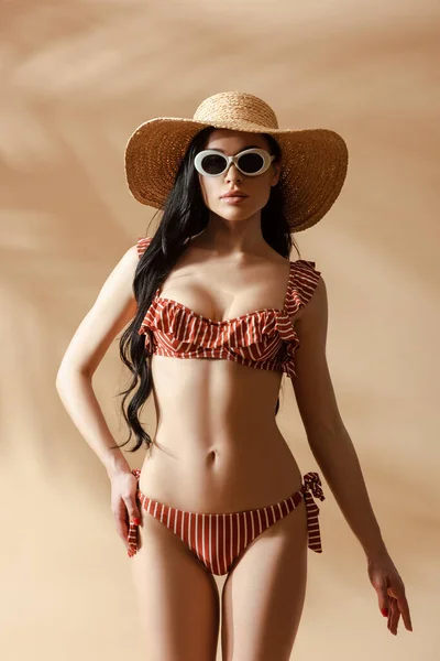 Fashionable Sexy Brunette Woman Striped Swimsuit Straw Hat Sunglasses Posing — Stock Photo, Image